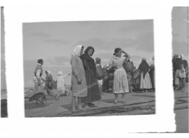 Mujeres esperando la pesca  [encuadre]