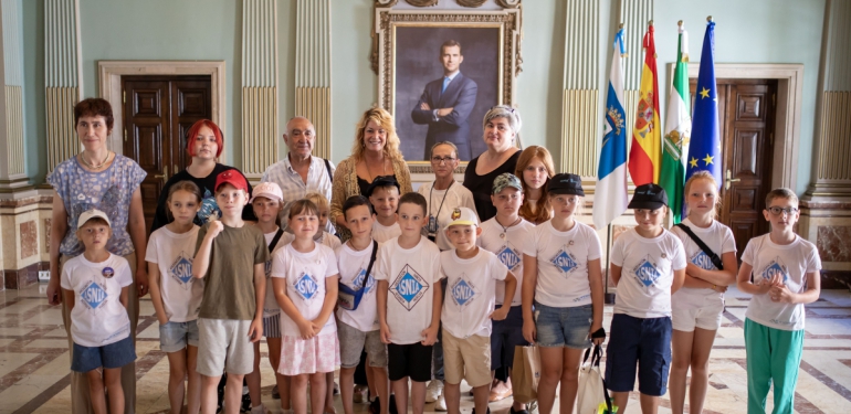 El Ayuntamiento recibe a los menores ucranianos  acogidos por familias onubenses