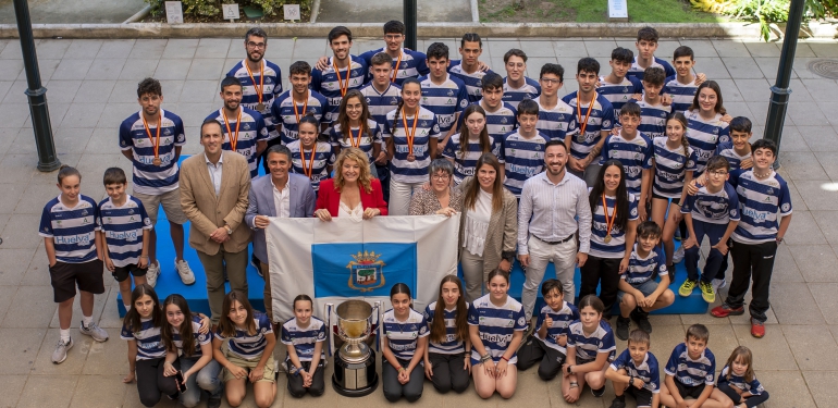 El Ayuntamiento homenajea al Recreativo IES La Orden tras revalidar su título de campeón de España de bádminton por novena vez