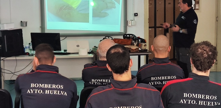 Los bomberos municipales reciben formación sobre el uso de la motosierra en rescate