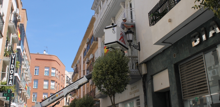 El Ayuntamiento inicia en la madrugada del domingo al lunes la instalación del entoldado de las calles del Centro