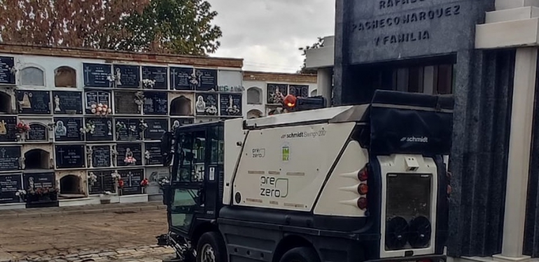 limpieza cementerio día de los difuntos