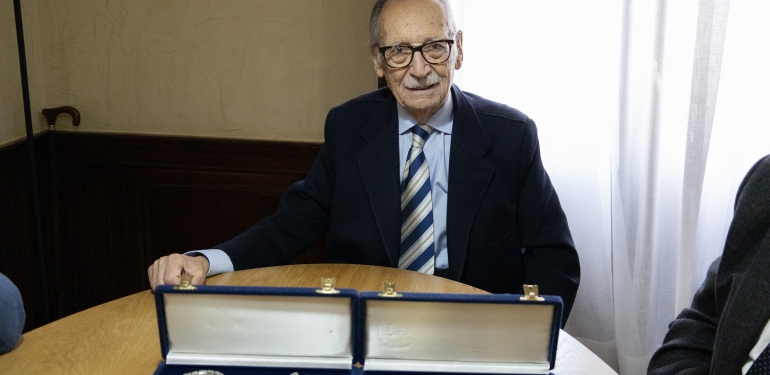 José Bacedoni Bravo dona al Ayuntamiento de Huelva la propiedad intelectual del diseño y una reproducción de las ‘Llaves de la C