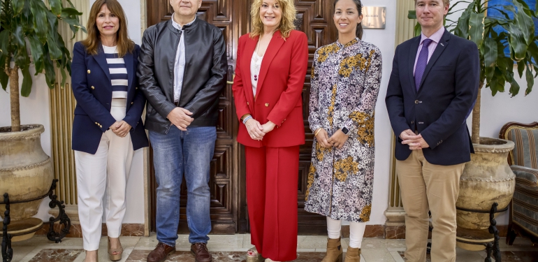Pilar Miranda recibe en el Ayuntamiento al secretario general de UGT Huelva, Francisco Gutiérrez