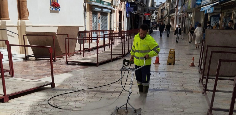 Un dispositivo especial de limpieza retira la cera de la Carrera Oficial y las calles donde hubo procesiones