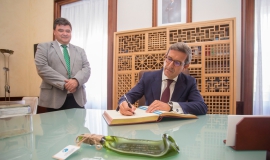Reunión entre el alcalde  y el consejero de Industria