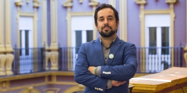 Fotografía de Jesús Amador Zambrano en el patio del Ayuntamiento