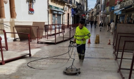 Un dispositivo especial de limpieza retira la cera de la Carrera Oficial y las calles donde hubo procesiones