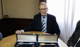 José Bacedoni Bravo dona al Ayuntamiento de Huelva la propiedad intelectual del diseño y una reproducción de las ‘Llaves de la C