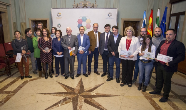 El alcalde entrega los II Premios al Comercio a Calzados Pino, Peluquería  Rosa Mari, Atlantour Viajes, Librería Dorian, Javier León 'Eventos y  complementos' y Consumo Gusto | Ayuntamiento de Huelva